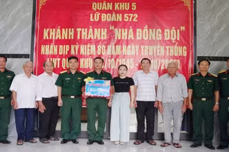 Thượng tá Nguyễn Thanh Đàn, Phó Chính ủy Lữ đoàn 572 tặng quà và bàn giao nhà cho Thượng úy quân nhân chuyên nghiệp Nguyễn Tấn Thành.