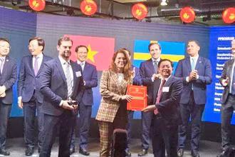 Bí thư Tỉnh ủy Hồ Quốc Dũng (hàng trước, bên phải) trao Giấy chứng nhận đăng ký đầu tư cho đại diện Công ty SYRE Impact AB.