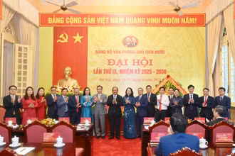 Đồng chí Lê Hoài Trung, Võ Thị Ánh Xuân chúc mừng Ban Chấp hành Đảng bộ Văn phòng Chủ tịch nước nhiệm kỳ 2025-2030. (Ảnh: THỦY NGUYÊN)