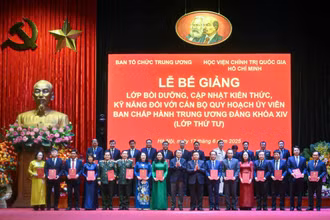 Các đồng chí Lê Minh Hưng, Nguyễn Xuân Thắng trao chứng nhận tốt nghiệp cho các học viên. (Ảnh: THỦY NGUYÊN)