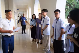 Các thí sinh làm thủ tục vào phòng thi.