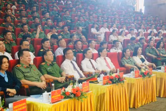 Các đại biểu dự lễ mít-tinh.