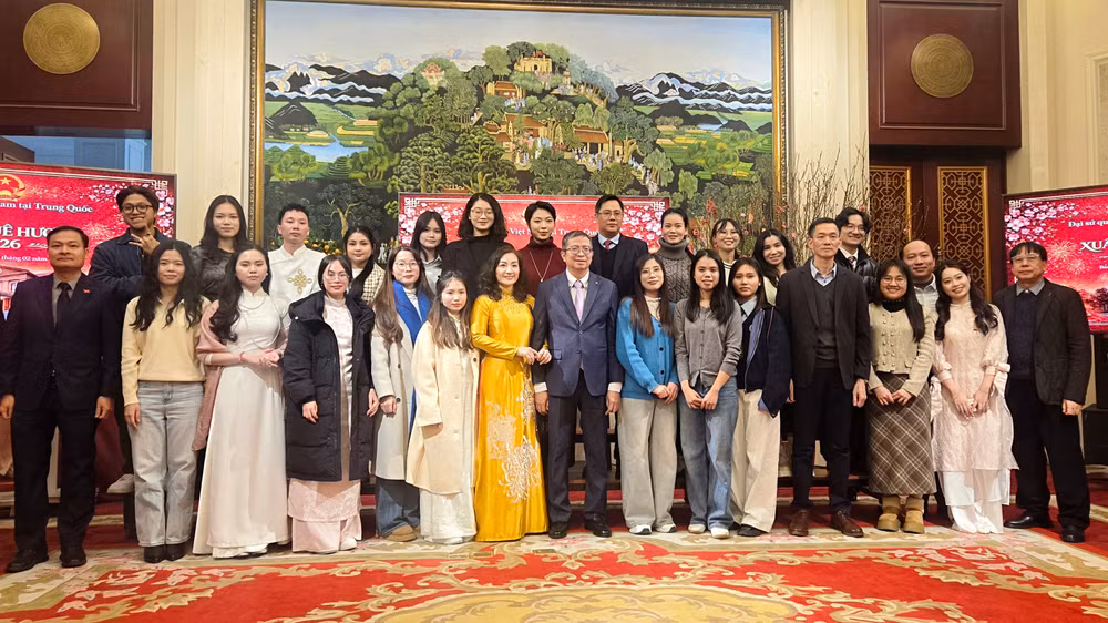 Đại sứ Phạm Thanh Bình và phu nhân chụp ảnh lưu niệm với cán bộ, nhân viên Đại sứ quán và đại diện cộng đồng người Việt Nam. (Ảnh: Đại sứ quán Việt Nam cung cấp)