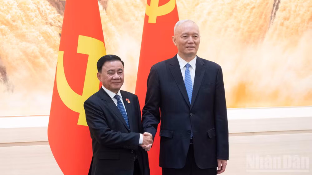 Thường trực Ban Bí thư Trần Cẩm Tú với Ủy viên Thường vụ Bộ Chính trị, Bí thư Ban Bí thư, Chánh Văn phòng Trung ương Đảng Cộng sản Trung Quốc Thái Kỳ.