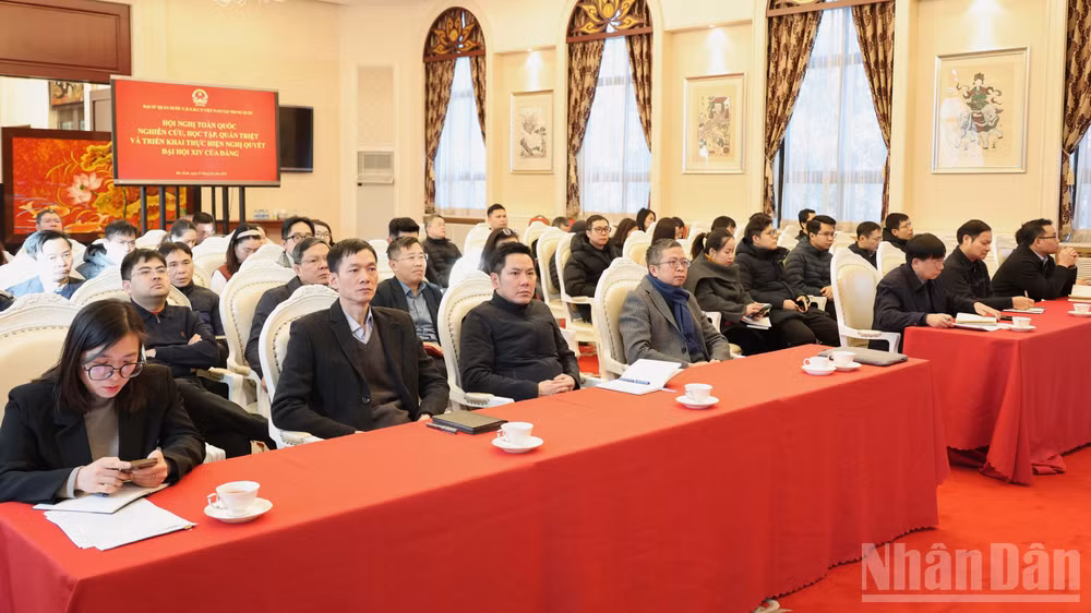 Bí thư Đảng ủy, Đại sứ Việt Nam tại Trung Quốc Phạm Thanh Bình cùng cán bộ, đảng viên tham dự điểm cầu trực tuyến Hội nghị.