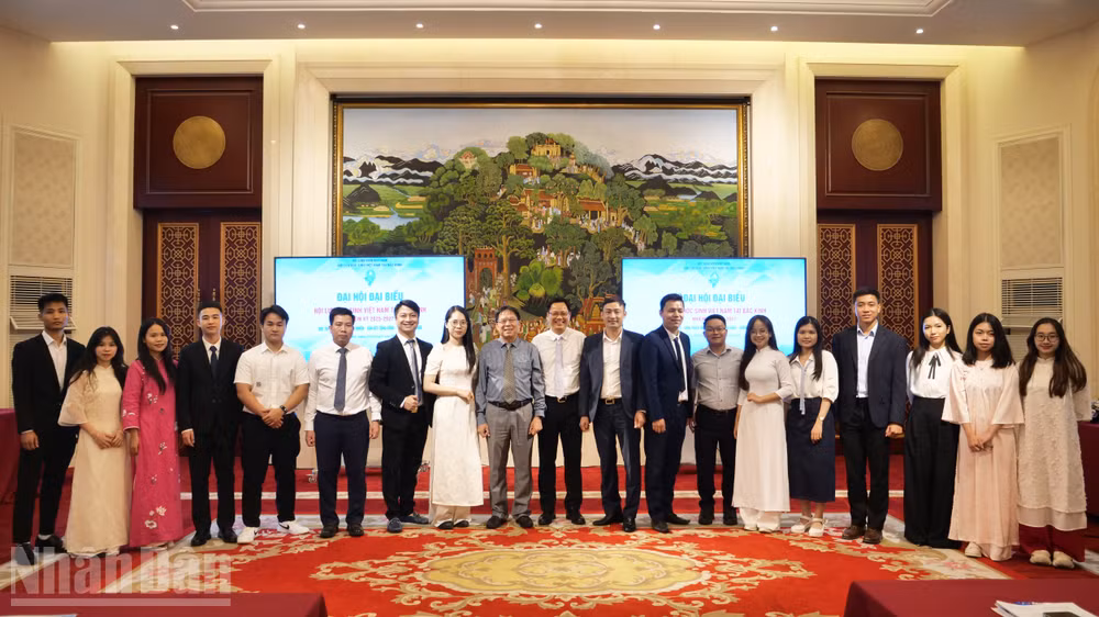 Ban Chấp hành Hội lưu học sinh Việt Nam tại Bắc Kinh nhiệm kỳ 2025-2027 chụp ảnh lưu niệm với đại diện lãnh đạo Đại sứ quán.