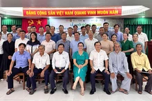 Đại diện các tổ cộng đồng giao lưu và chụp ảnh lưu niệm. (Ảnh: HỮU NGHĨA)
