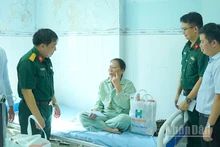 Thăm hỏi bệnh nhân phẫu thuật đục thủy tinh thể.