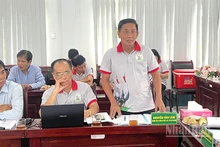Giám đốc Vườn quốc gia Tràm Chim Nguyễn Văn Lâm thông tin về công tác chăm sóc sếu đầu đỏ.