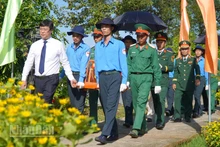 Ủy viên Trung ương Đảng, Bí thư Tỉnh ủy, Trưởng đoàn đại biểu Quốc hội tỉnh Đồng Tháp Lê Quốc Phong cùng đưa tiễn các Anh hùng liệt sĩ về với đất mẹ.