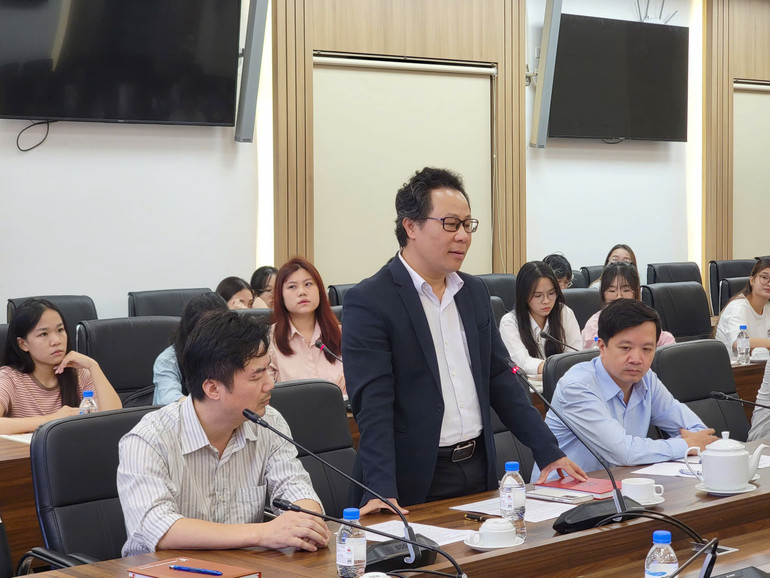 Novinář Vu Mai Hoang sdílí a povzbuzuje studenty Akademie. 56811.jpg