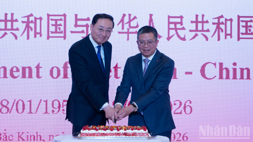 Thứ trưởng Ngoại giao Tôn Vệ Đông và Đại sứ Phạm Thanh Bình thực hiện nghi thức cắt bánh gato.