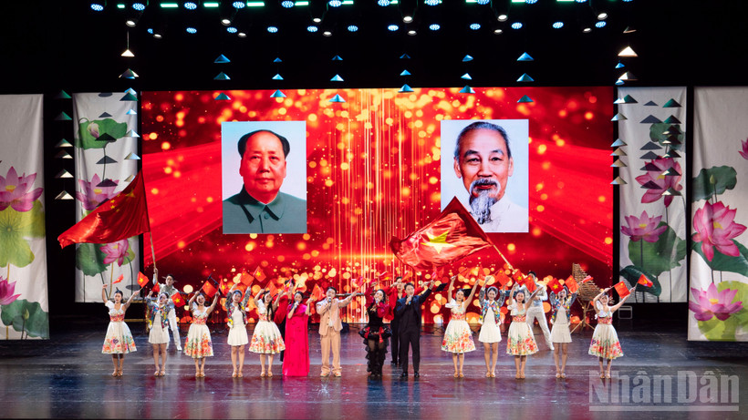 Các nghệ sĩ hát bài Việt Nam-Trung Hoa.