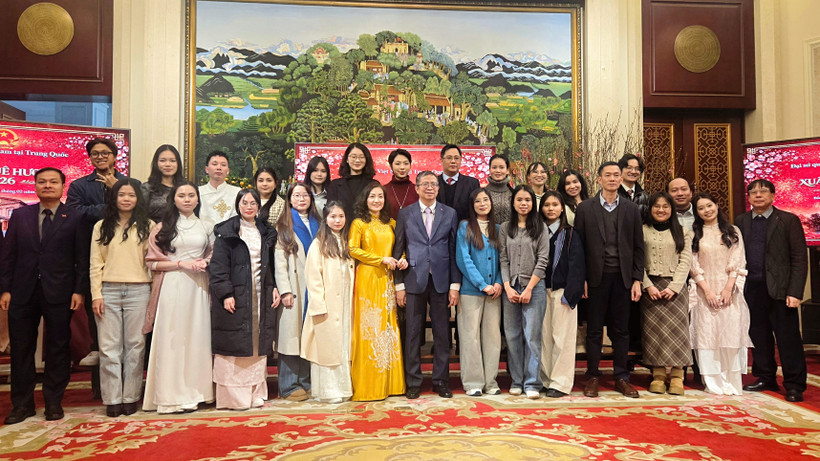 Đại sứ Phạm Thanh Bình và phu nhân chụp ảnh lưu niệm với cán bộ, nhân viên Đại sứ quán và đại diện cộng đồng người Việt Nam. (Ảnh: Đại sứ quán Việt Nam cung cấp)