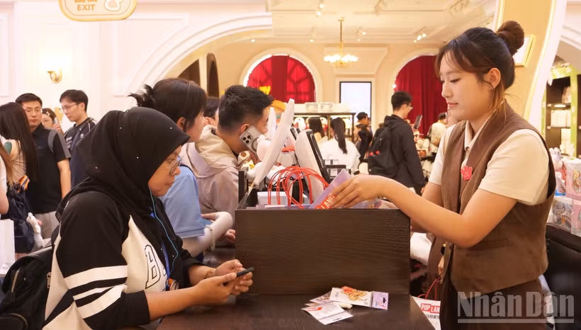 Du khách nước ngoài thanh toán tiền hàng tại khu vui chơi POP LAND ở thủ đô Bắc Kinh, Trung Quốc (Ảnh: HỒ QUÂN)