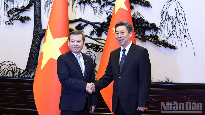 Đồng chí Lê Minh Trí bắt tay đồng chí Trần Văn Thanh, Ủy viên Bộ Chính trị, Bí thư Trung ương Đảng, Bí thư Ủy ban Chính Pháp Trung ương.