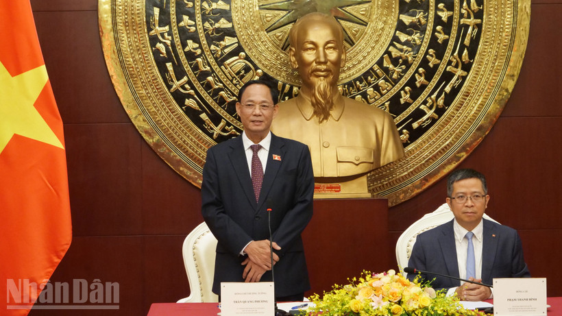 Phó Chủ tịch Quốc hội Trần Quang Phương phát biểu tại buổi gặp gỡ cộng đồng người Việt Nam tại Trung Quốc.