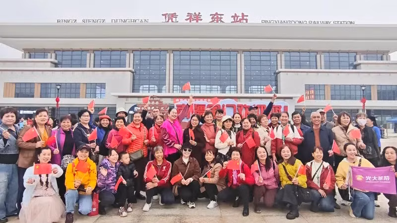 Hành khách chụp ảnh trước ga Bằng Tường Đông. (Ảnh: Nhân dân nhật báo)