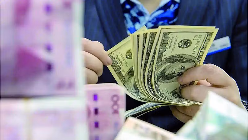 Nhân viên ngân hàng đang kiểm đếm USD. (Ảnh: Tân Hoa xã)