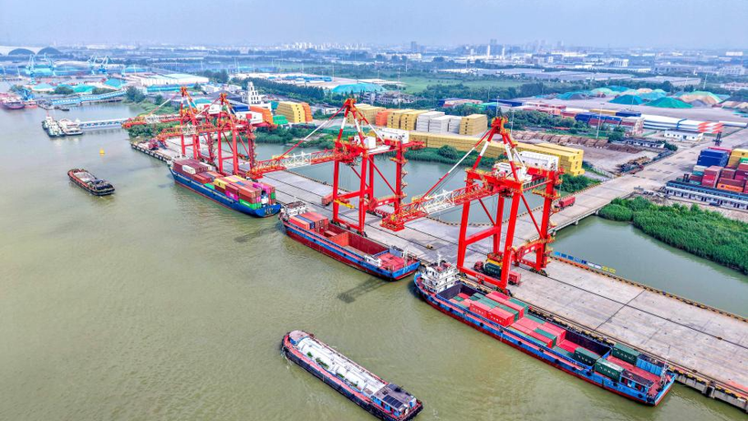 Một góc cảng Dương Châu ở tỉnh Giang Tô, Trung Quốc. (Ảnh: Tân Hoa xã)