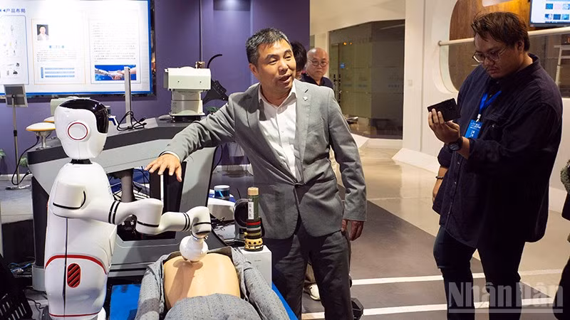 Robot chăm sóc sức khỏe của một doanh nghiệp sản xuất robot tại tỉnh Hồ Nam, Trung Quốc. (Ảnh: HỒ QUÂN)