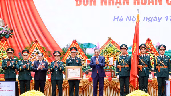 Tổng Bí thư, Chủ tịch nước Tô Lâm trao Huân chương Hồ Chí Minh tặng Hội Cựu chiến binh Việt Nam. (Ảnh: DUY LINH) 