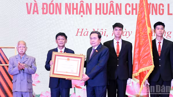 Chủ tịch Quốc hội Trần Thanh Mẫn trao Huân chương Lao động hạng Nhất tặng Hội đồng Dân tộc. (Ảnh: DUY LINH)