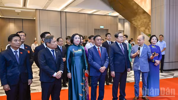 Chủ tịch Quốc hội Trần Thanh Mẫn, Thường trực Ban Bí thư Trần Cẩm Tú cùng các đại biểu tham quan Triển lãm "Hội đồng Nhân dân: Dấu ấn đổi mới - kiến tạo phát triển". (Ảnh: DUY LINH)