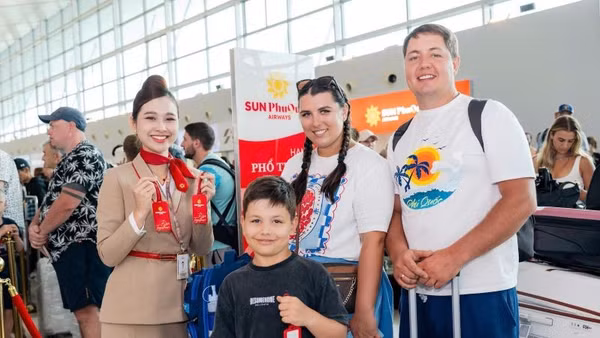 Du khách nước ngoài thích thú với chuyến bay thẳng Phú Quốc-Cam Ranh.