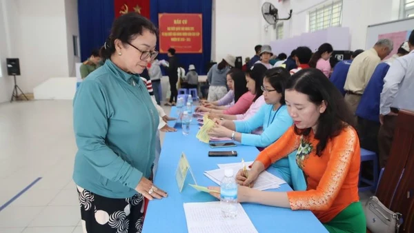 Cán bộ tại Điểm bỏ phiếu số 30 , phường Nam Nha Trang hỗ trợ người dân ghi phiếu.