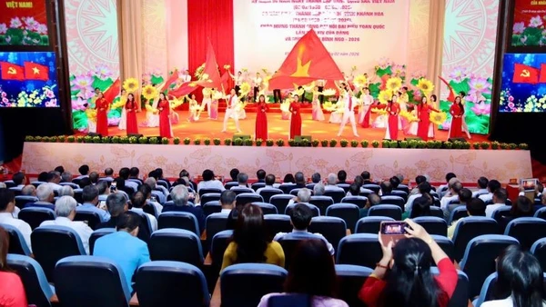 Văn nghệ chào mừng gặp mặt kỷ niệm 96 năm Ngày thành lập Đảng Cộng sản Việt Nam tại Khánh Hòa.