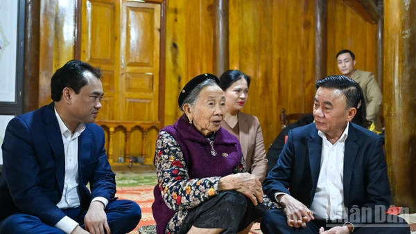 Thường trực Ban Bí thư Trần Cẩm Tú thăm hỏi, chúc Tết Mẹ Việt Nam Anh hùng Hà Thị Hao tại xã Quy Mông. (Ảnh: DUY LINH)