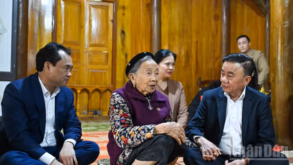 Thường trực Ban Bí thư Trần Cẩm Tú thăm hỏi, chúc Tết Mẹ Việt Nam Anh hùng Hà Thị Hao tại xã Quy Mông. (Ảnh: DUY LINH)