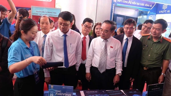 Các đại biểu tham quan, trải nghiệm các gian hàng về công nghệ số.