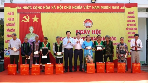 Phó Thủ tướng Mai Văn Chính và lãnh đạo tỉnh Khánh Hòa tặng quà cho liên khu dân cư, các hộ gia đình tiêu biểu tại xã Bắc Khánh Vĩnh.
