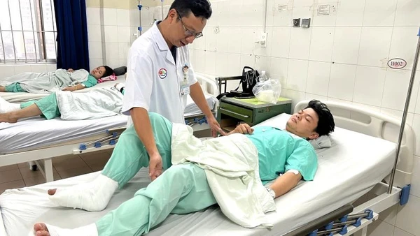 Bác sĩ thăm khám các nạn nhân đang được điều trị tại Bệnh viện đa khoa tỉnh Khánh Hòa.