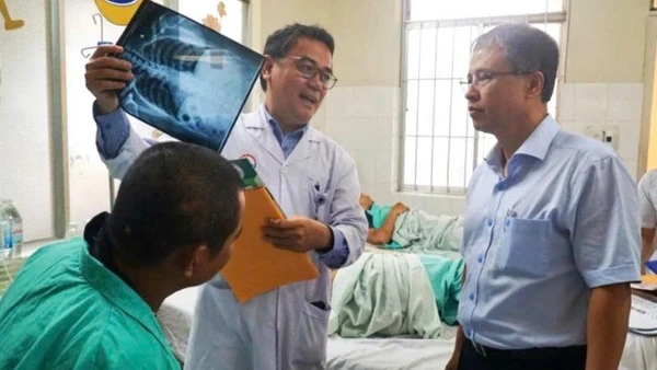 Phó Chủ tịch Ủy ban nhân dân tỉnh Trần Hòa Nam thăm hỏi, động viên các nạn nhân vụ tai nạn nghiêm trọng tại đèo Khánh Lê (Khánh Hòa).