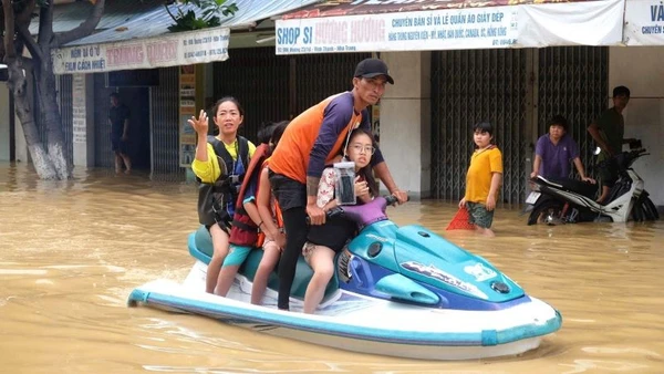 Người dân được lực lượng chức năng đưa đến nơi an toàn tại phường Tây Nha Trang.