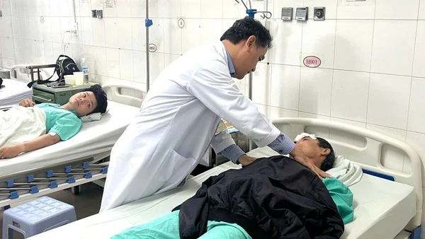 Các nạn nhân đang được cấp cứu và điều trị tại Bệnh viện đa khoa tỉnh Khánh Hòa.