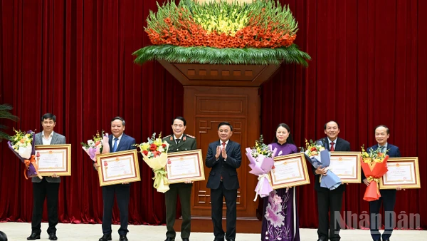 Thường trực Ban Bí thư Trần Cẩm Tú trao Huân chương Lao động hạng Nhất cho các đơn vị có thành tích xuất sắc, đột xuất trong công tác tham mưu, tổ chức, phục vụ Đại hội XIV của Đảng. (Ảnh: DUY LINH)