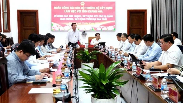 Toàn cảnh buổi làm việc thực hiện nhiệm vụ của ngành xây dựng Khánh Hòa trong năm 2025 và định hướng triển khai nhiệm vụ thời gian tới.