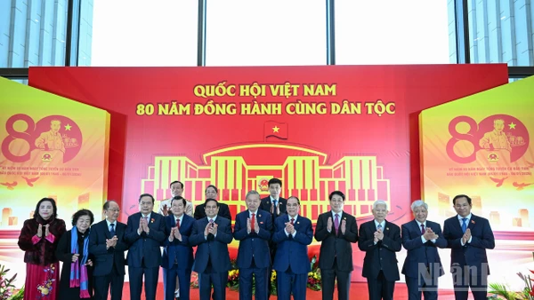 Tổng Bí thư Tô Lâm, Chủ tịch nước Lương Cường, Thủ tướng Phạm Minh Chính, Chủ tịch Quốc hội Trần Thanh Mẫn, Thường trực Ban Bí thư Trần Cẩm Tú và các đại biểu tại lễ kỷ niệm. (Ảnh: DUY LINH)