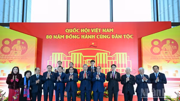 Tổng Bí thư Tô Lâm, Chủ tịch nước Lương Cường, Thủ tướng Phạm Minh Chính, Chủ tịch Quốc hội Trần Thanh Mẫn, Thường trực Ban Bí thư Trần Cẩm Tú và các đại biểu tại lễ kỷ niệm. (Ảnh: DUY LINH)