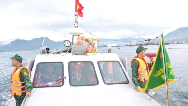 Bộ đội Biên phòng tỉnh Khánh Hòa hướng dẫn tàu thuyền di chuyển vào nơi tránh trú an toàn.