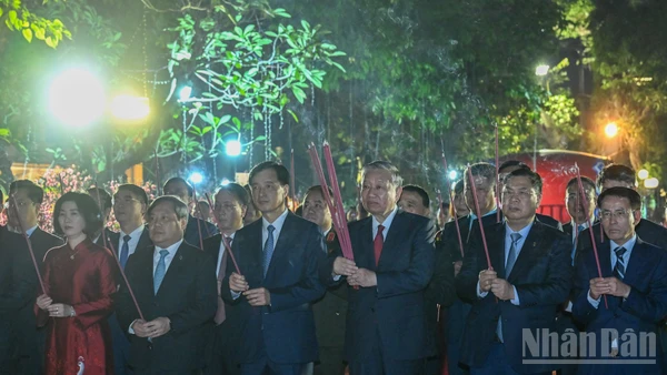 Tổng Bí thư Tô Lâm cùng các đồng chí lãnh đạo Đảng, Nhà nước và Thành phố Hà Nội dâng hương tại Tượng đài Lý Thái Tổ. (Ảnh: DUY LINH)