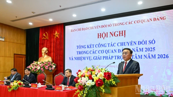 Thường trực Ban Bí thư Trần Cẩm Tú, Trưởng Ban Chỉ đạo Chuyển đổi số trong các cơ quan đảng phát biểu khai mạc, gợi mở các nội dung thảo luận tại hội nghị. (Ảnh: DUY LINH) 