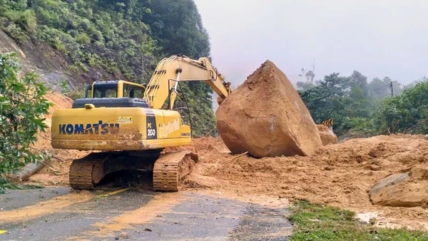 Lực lượng thi công đã huy động máy móc và nhân lực xử lý các điểm sạt lở, nhưng với khối lượng đá lớn, biện pháp nổ mìn được đánh giá là bắt buộc.