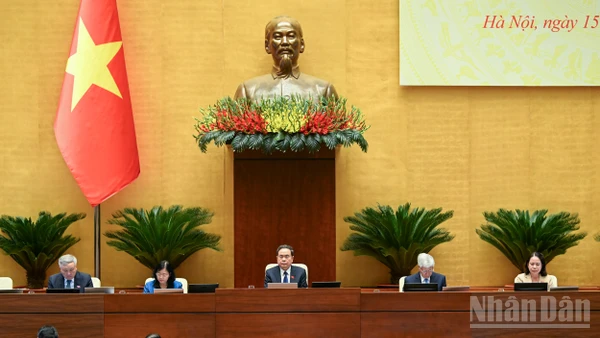 Chủ tịch Quốc hội Trần Thanh Mẫn, Chủ tịch Hội đồng Bầu cử quốc gia và các Phó Chủ tịch Hội đồng Bầu cử quốc gia chủ trì hội nghị. (Ảnh: DUY LINH)