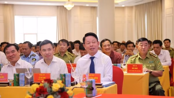 Các đại biểu tham dự hội thảo bảo tồn chim yến.
