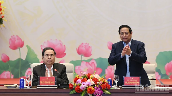 Bí thư Đảng ủy Chính phủ, Thủ tướng Chính phủ Phạm Minh Chính và Bí thư Đảng ủy Quốc hội, Chủ tịch Quốc hội Trần Thanh Mẫn đồng chủ trì hội nghị. (Ảnh: DUY LINH)